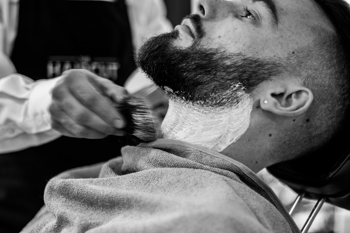 Salon-Innenraum von Elena's Hair Studio – elegante Rezeption mit warmem Licht