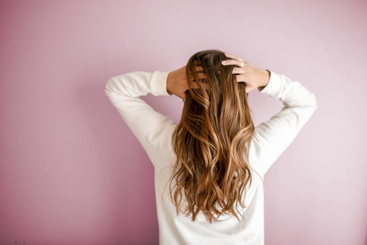 Eleganter Friseursalon-Innenraum mit Stylingplätzen und goldenen Spiegeln