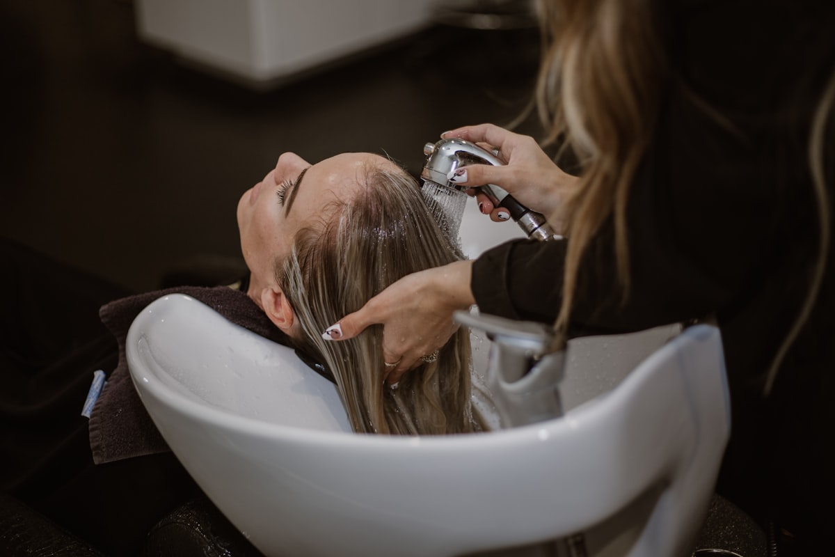 Heller Wartebereich mit Polstersesseln und Olivenbaum – entspannte Salon-Atmosphäre